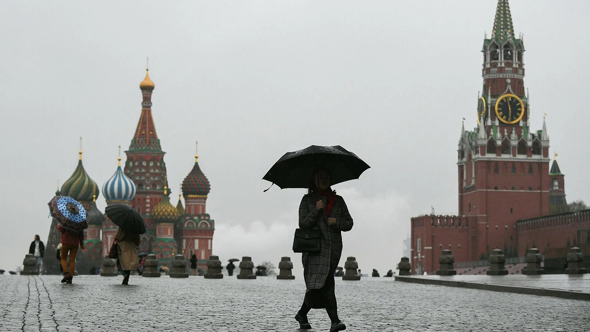 14 15 апреля москва. Красная площадь. Кремль дождь. Красная площадь дождь. Дождь в Москве.