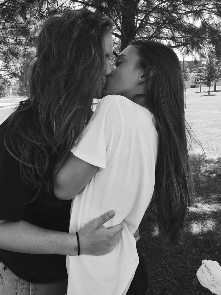 Два девушки без парень. Парень и две девочки. Сохры подруги. Кавказские подружки. Два девушки без парень.