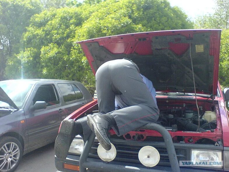 Прикольные жигули. Пьяная девушка блондинка. Левушка у пареч на колееях. Залез на капот машины. Рука под платьем.