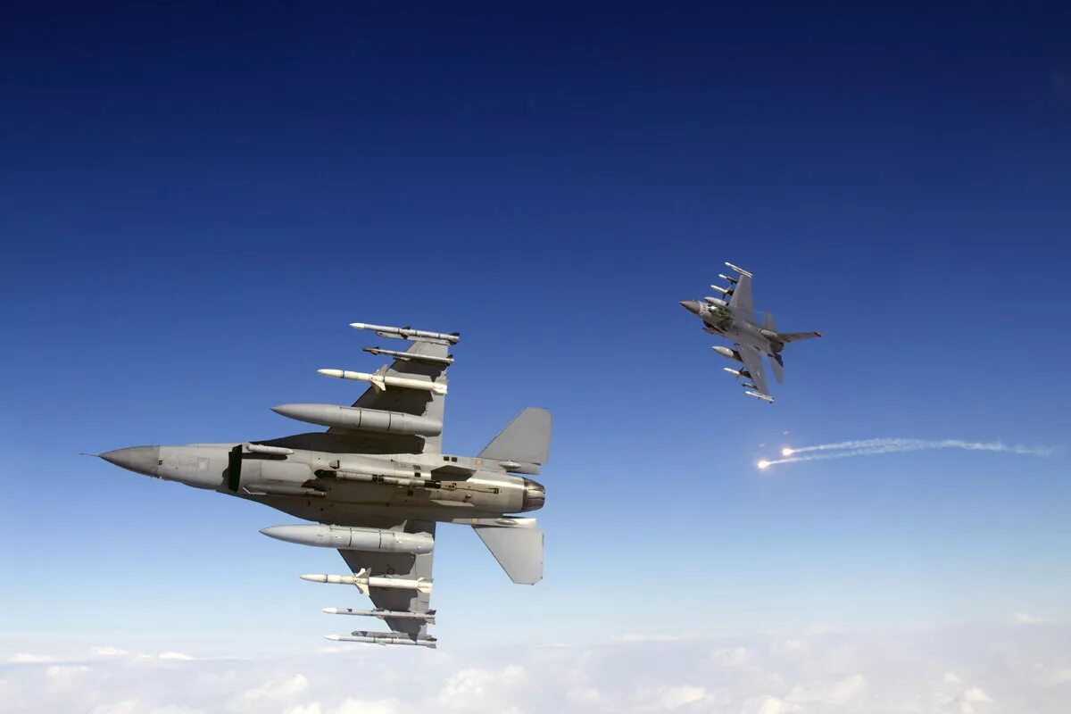 Почему f16. F16 истребитель. f-16 fighting falcon. f16.