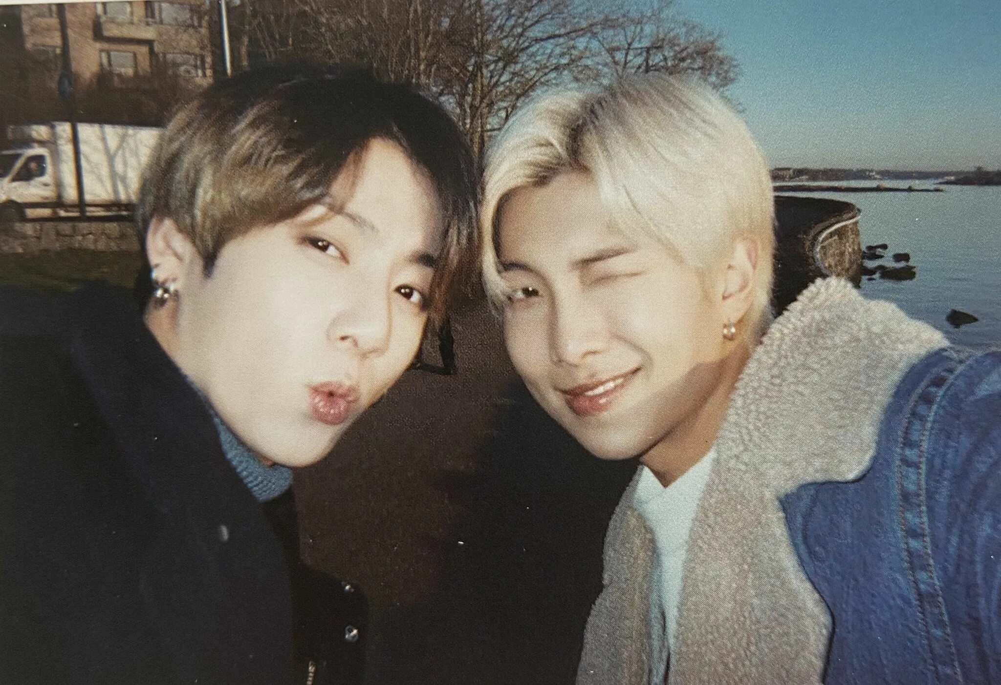 Чонгук и рм. Бтс гритинг 2016. Bts намджун и чонгук. Чон чонгук и намджун. Чон чонгук и намджун.