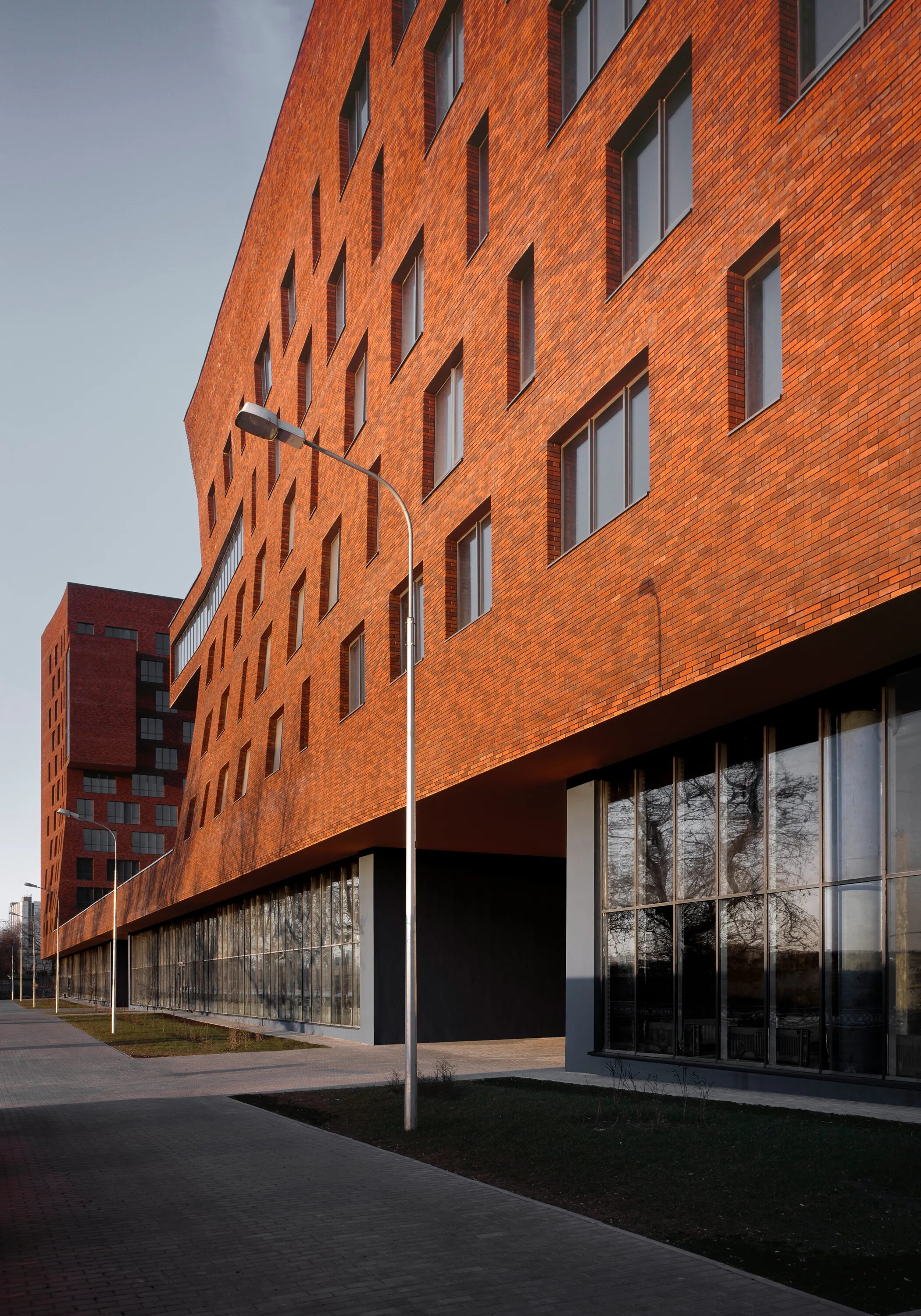 Башня кирпич. Бутиковский скуратов архитектура. Современная архитектура из кирпича. Кирпич архитектор. Кирпич архитектор.