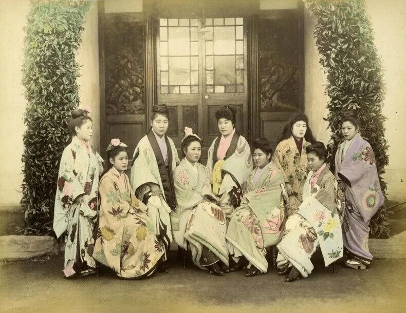 Гарем императора Японии. Японский гарем в древности. Японские наложницы императора. Японцы 1870 год. Гарем японок