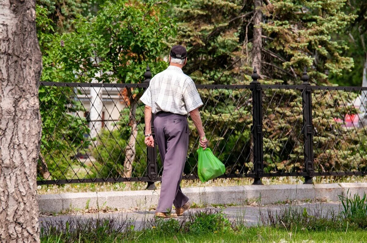 Жизнь пенсионеров с ВИЧ. Пенсионеры на позитиве из Москвы в деревню. Сидит мужик ждёт 23 июня. Фото: Svetlana vozmilova/globallookpress. Новости про пенсионеров неработающих