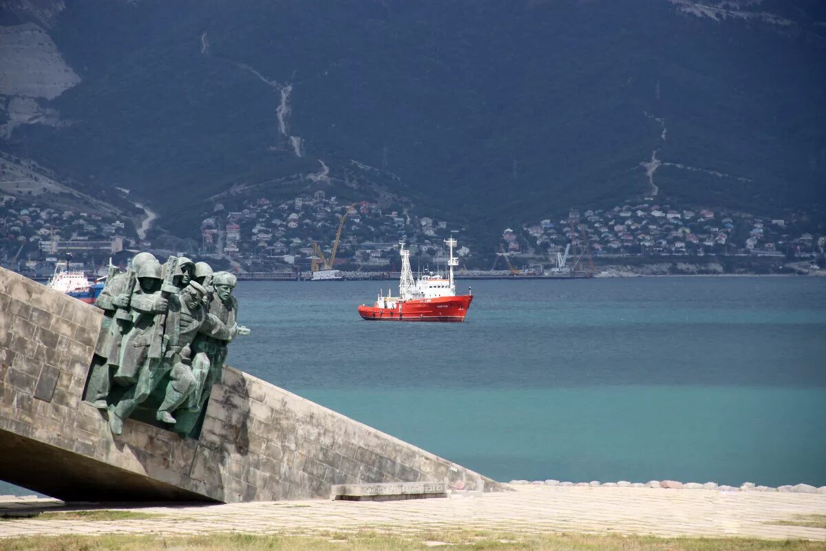 Песня где лодка. Новороссийск / Novorossiysk малая земля.. Малая земля Новороссийск бухта. Мемориальный комплекс малая земля в Новороссийске. Цемесская бухта мемориал малая земля.