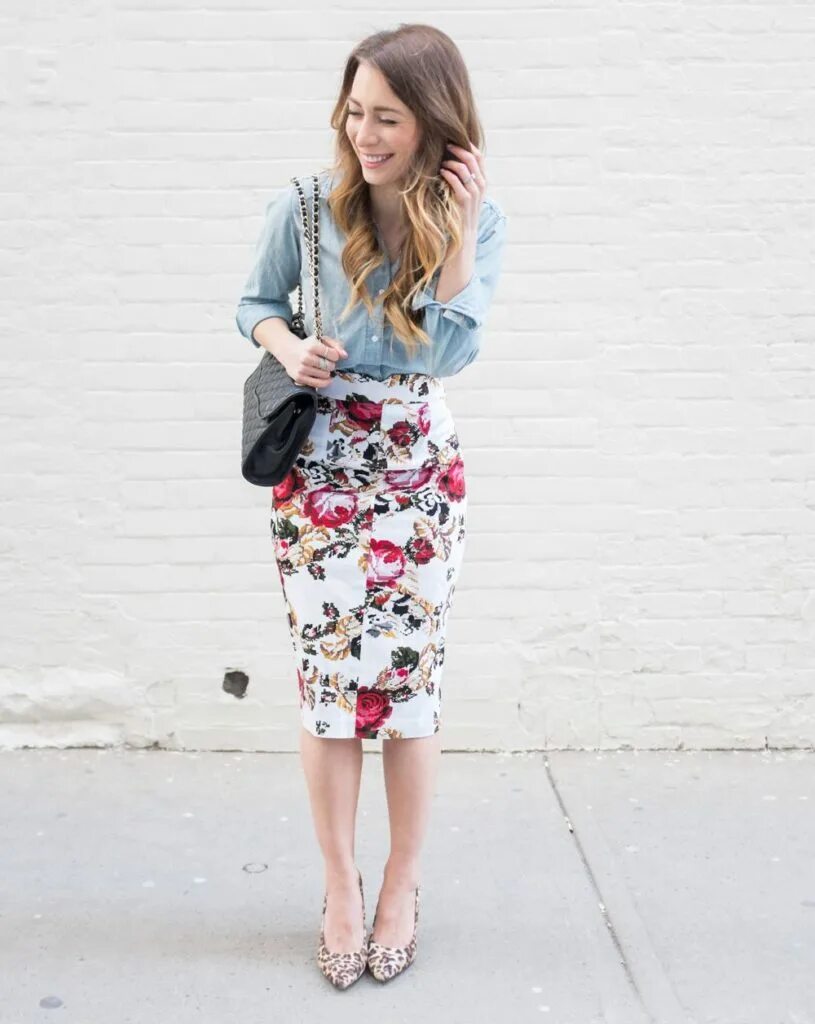 Юбка миди с цветочным принтом. С чем носить юбку с принтом. Юбка с принтом. Летняя юбка в цветочек. Цветная юбка карандаш.