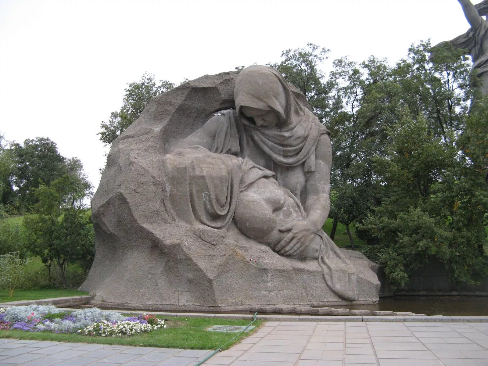 Монумент скорбящая мать волгоград. Скорбящая мать памятник волгоград. Площадь скорби на мамаевом кургане. Скульптура скорбящая мать волгоград. Скорбь матери волгоград.