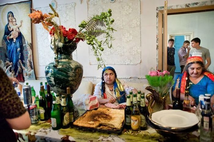 Цыганская кухня национальные блюда. Цыганский табор кибитка костер. Национальное блюдо цыган. Цыгане еду. Цыгане еду.