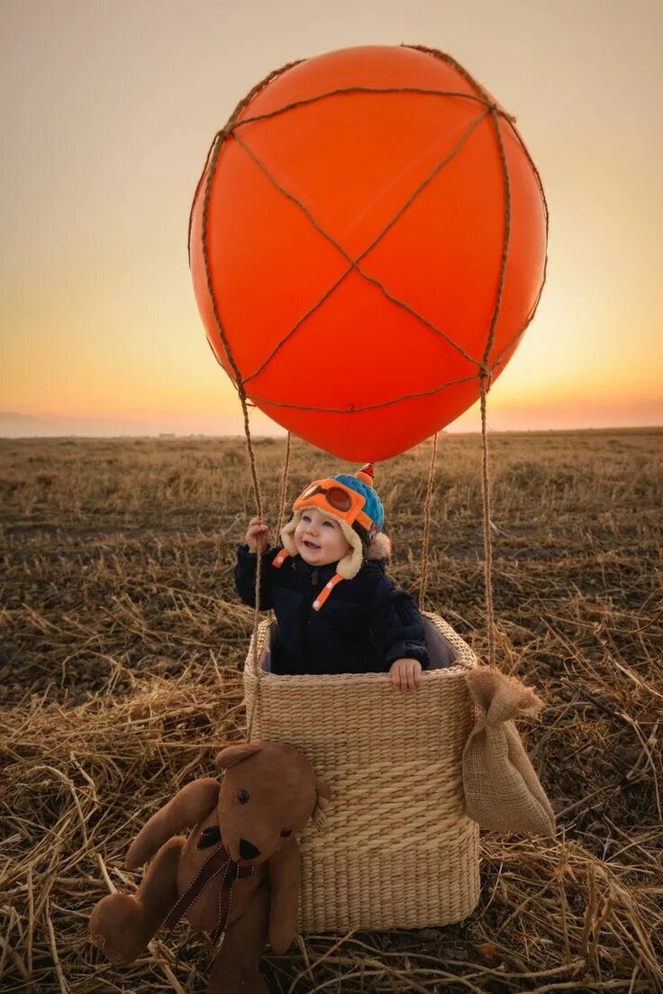 Корзина с шаром для фотосессии. Воздушный шар с корзиной. Воздушный шар для фотосессии. Фотопроект воздушный шар. На воздушном шаре.