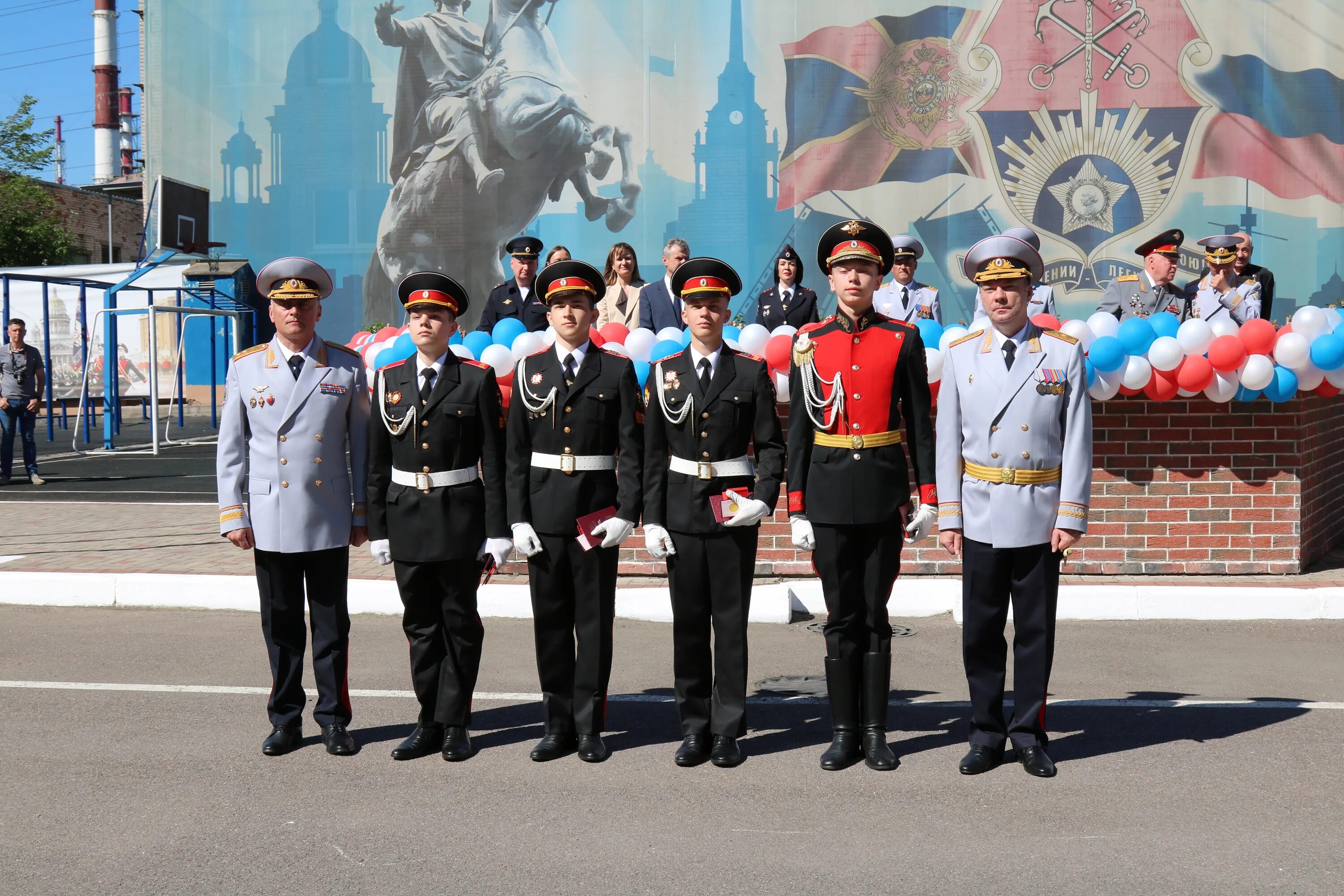 Сву выпуск. Форма выпускников суворовцев. Выпускники военных училищ. Выпускной в Суворовском училище Москва. Московское Суворовское училище.