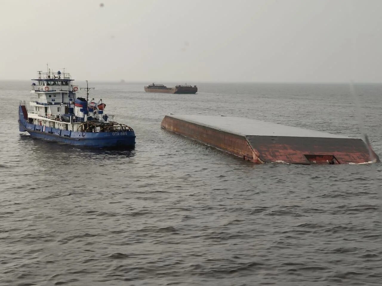 Баржа в 1 00 вышла. Рыбинское водохранилище баржа затонула. затонувшая баржа в рыбинске. баржа перевернулась в рыбинском водохранилище. затонувшая баржа в рыбинском водохранилище.