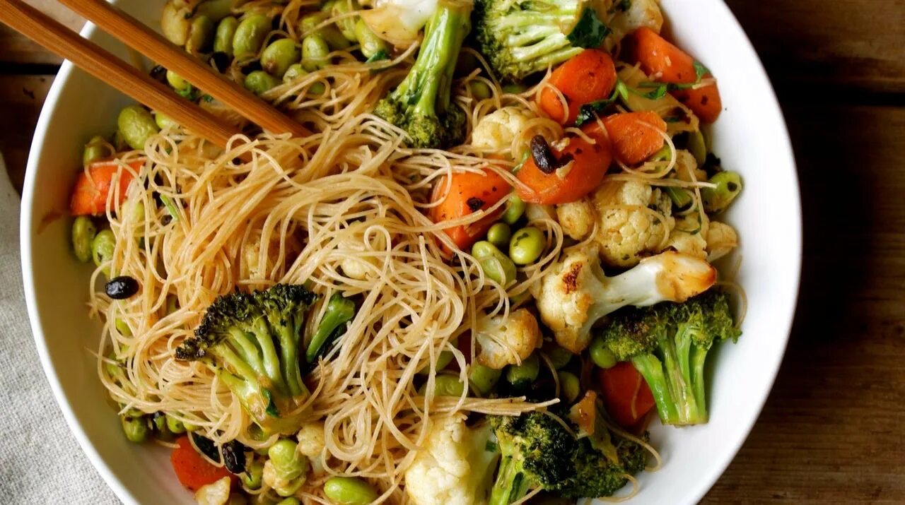 Рисовая лапша. Рисовая лапша михоен. Гарнир к лапше. Rice noodles макароны. Рисовая лапша как гарнир.