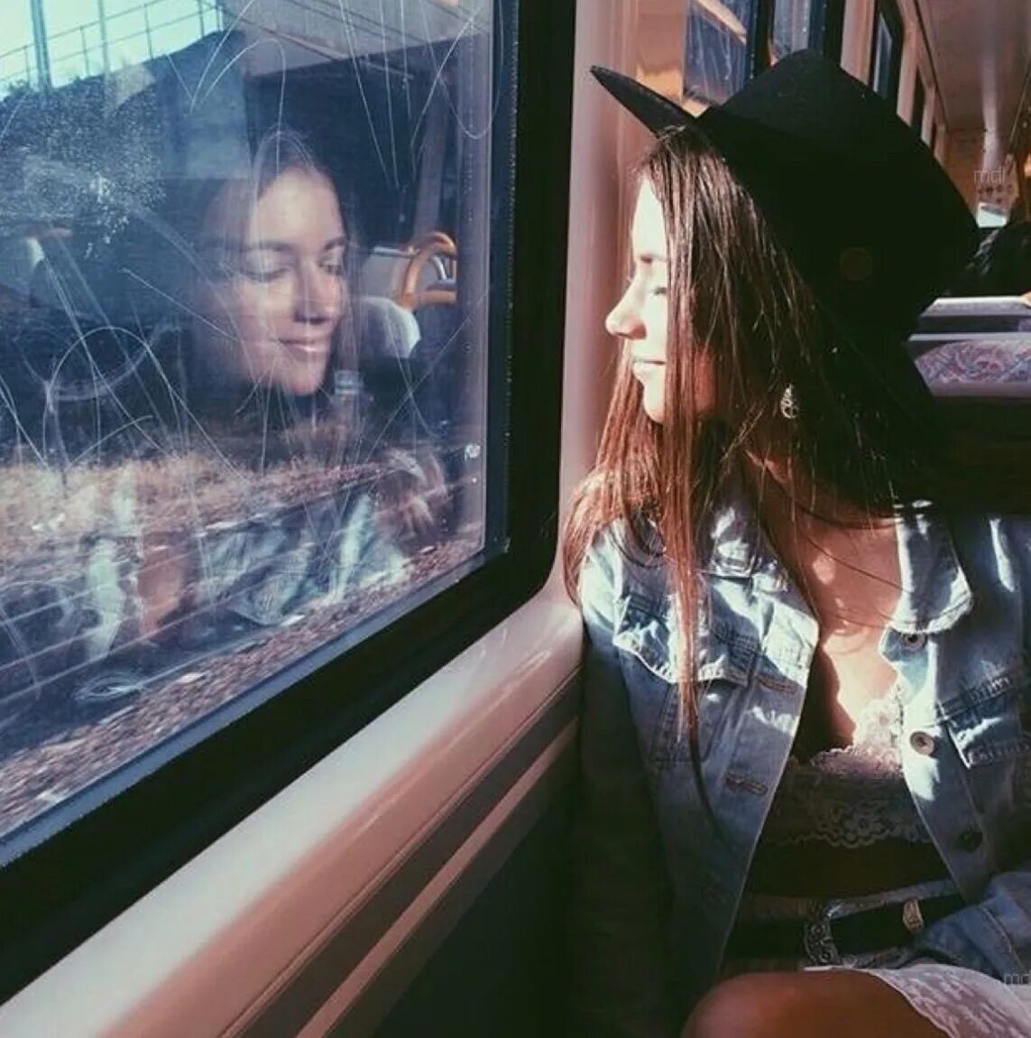 Девушка из поезда. Девушка в поезде. Девушка уезжает на поезде. Клип девушка поезд. Эвелина блёданс ножки в поезде.