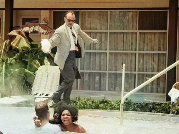 В бассейн налили 1400. James Brock 1964. Выливает кислоту в бассейн. ~ Бассейн, 1964. Мужик выливает кислоту в бассейн.