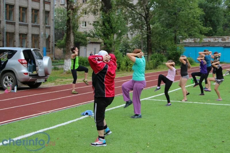 Урок физкультуры на стадионе в школе. Занятия спортом на стадионе. Тренировки на стадионе фитнес. 20 Школа Череповец. Школа 20 череповец