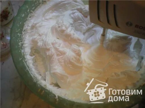 Творожно ягодное суфле. Пики из белков. Взбитые белки желатин. Крем со сгущенкой и желатином для торта рецепт. Взбитые белки для безе.