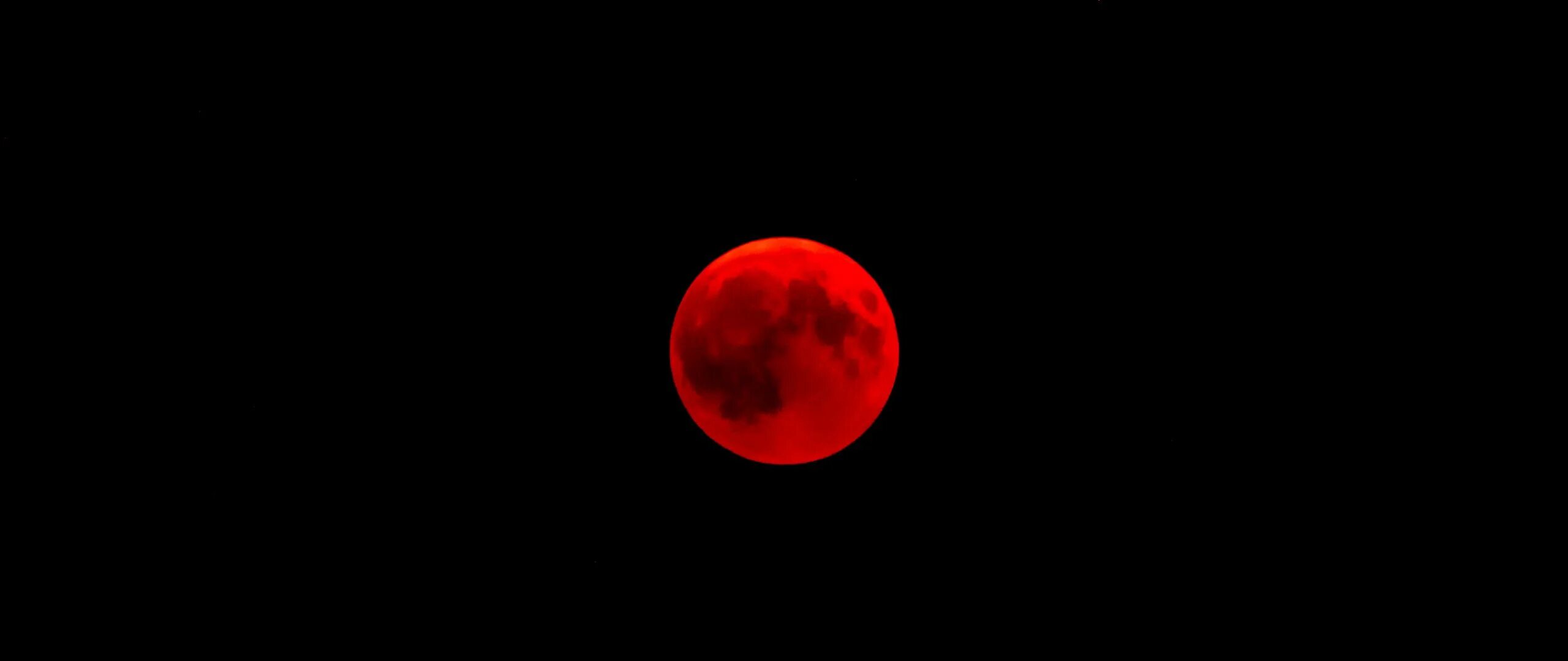 Different night. Красная Луна обои. Красное затмение. Красная Луна на белом фоне. Красная Луна на черном фоне обои.