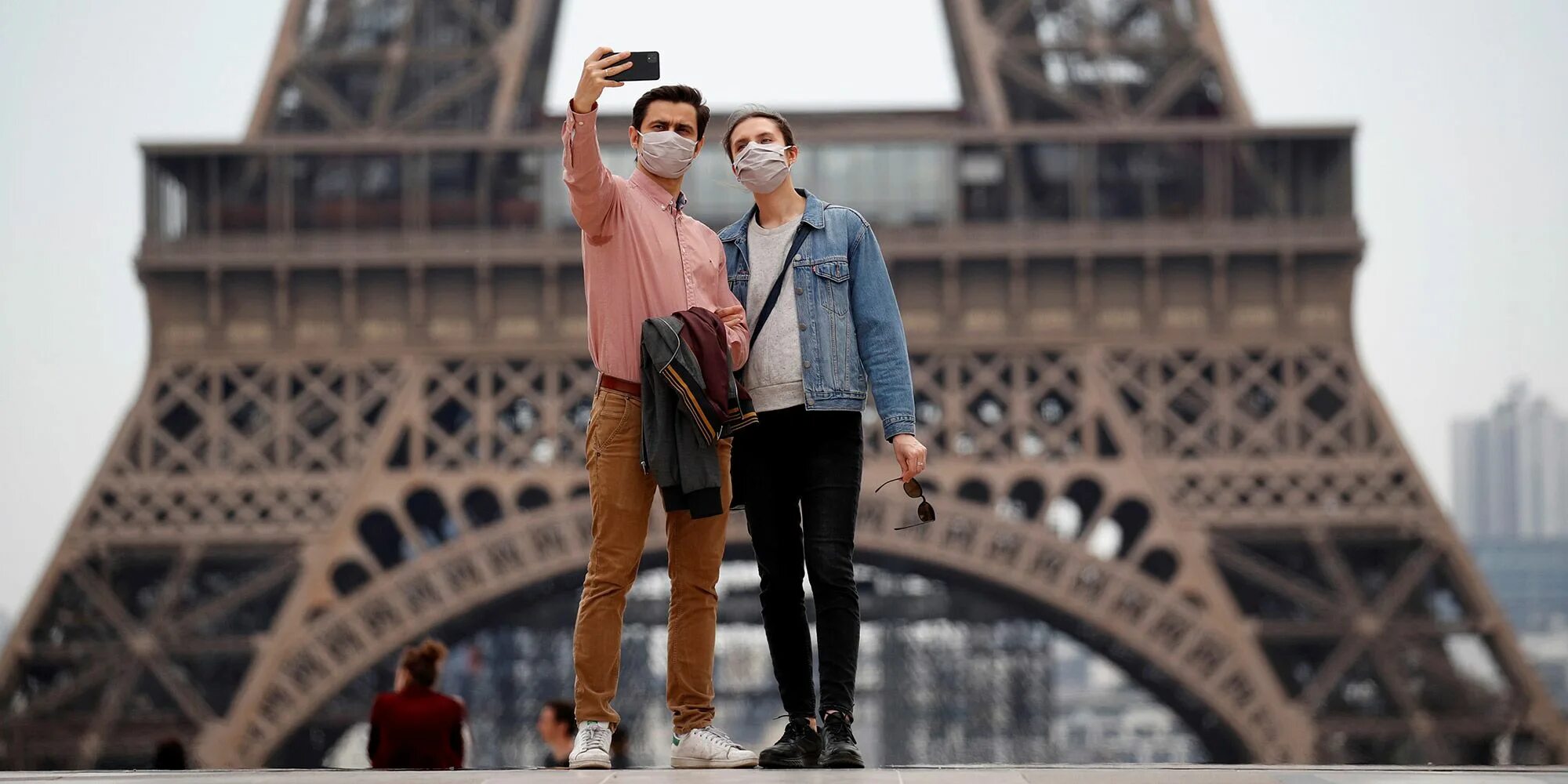 Сколько живет во франции. Париж 2020 Эйфелева. Туристы в Париже. Туризм во Франции. Эйфелева башня туристы.