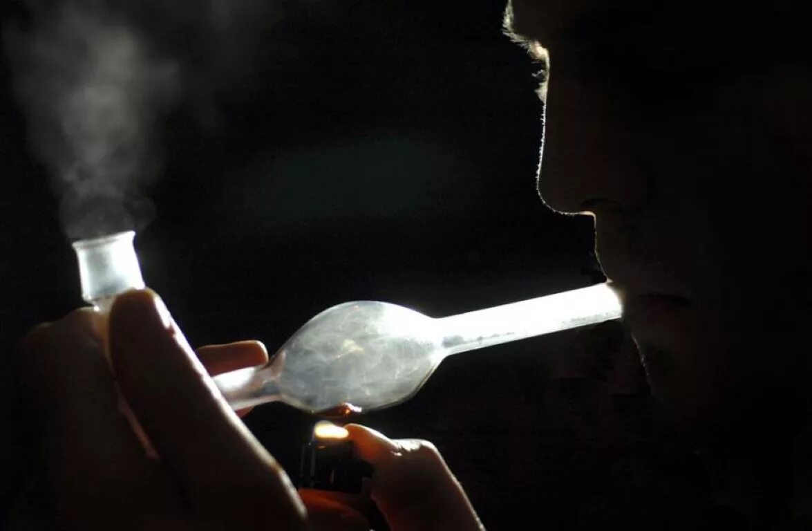 Гашиш на сигарете. Пассивное курение. Человек с электронной сигаретой. Вейпинг поражение легких. Фотосессия с дымом.