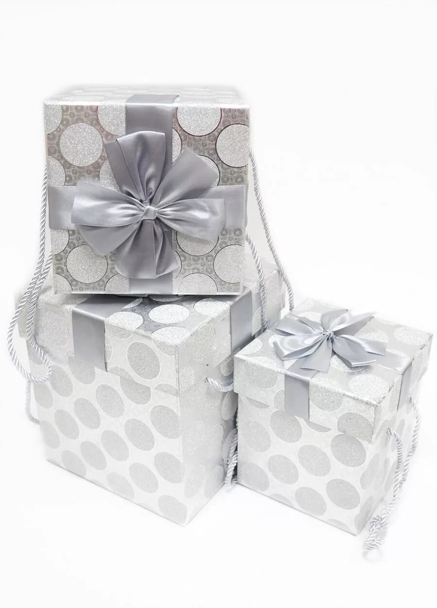 Подарки белого цвета. Подарки коробки серебристые. Подарочные коробки серебристые. Белая подарочная коробка. Серебряная коробка подарок.