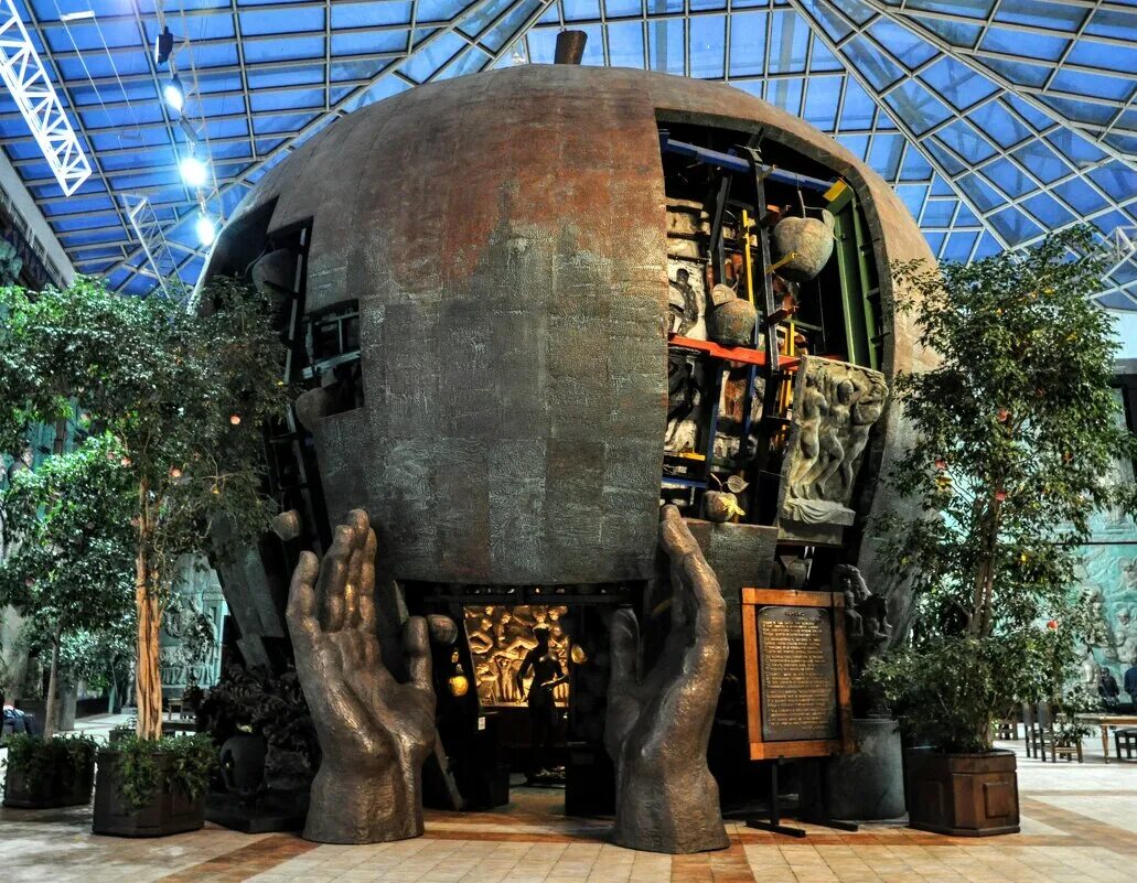 галерея искусств зураба церетели внутри яблока. зал яблоко галереи искусств зураба церетели. яблоко зураба церетели. галерея искусств зураба церетели, москва зал яблоко. музей зураба церетели яблоко.