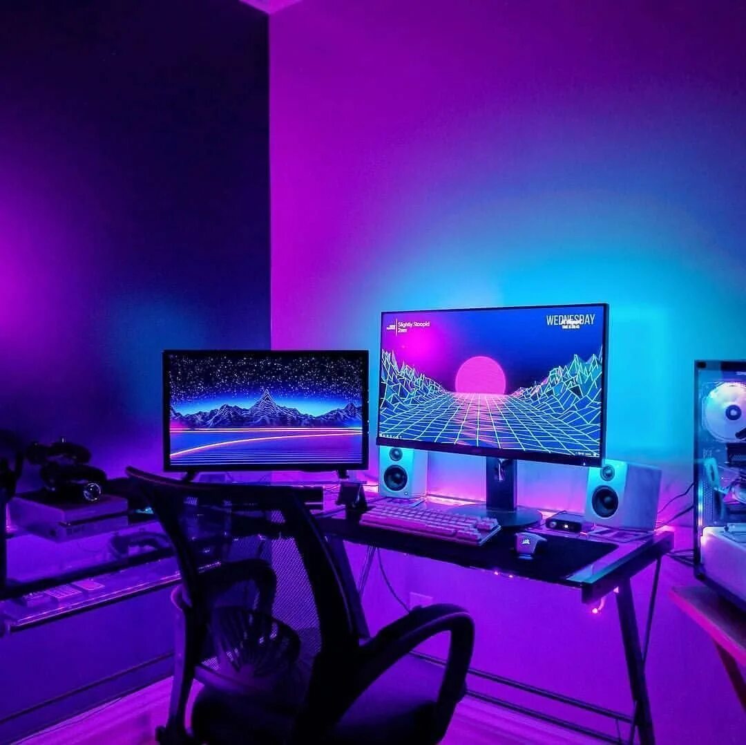 Неоновый монитор. Фиолетовый геймер. Красивый компьютер. Компьютерная комната. Крутые фиолетовые обои на пк.
