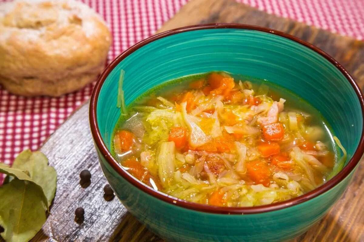 Блюда из квашеной капусты рецепты. Суп капустняк. капустняк с квашеной капустой. капустник суп. суп капустняк украинский.