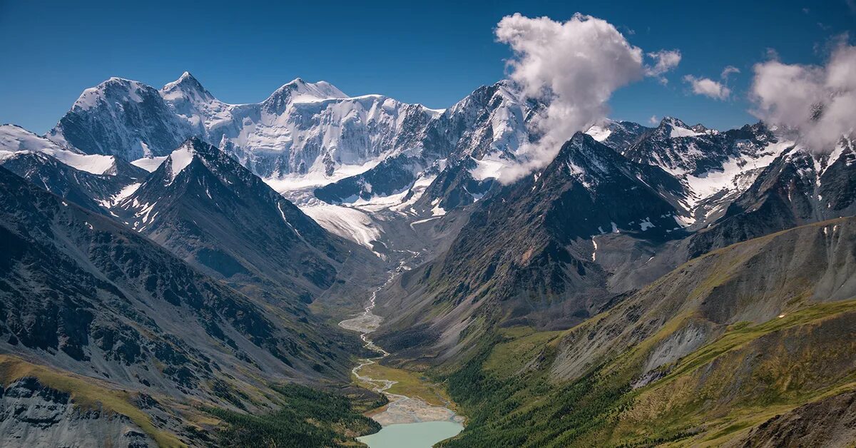 Самая высокая вершина сибири гора. Белуха горный Алтай. Долина Аккем. Республика Алтай гора Белуха. Священная трехглавая гора Алтая — Белуха.