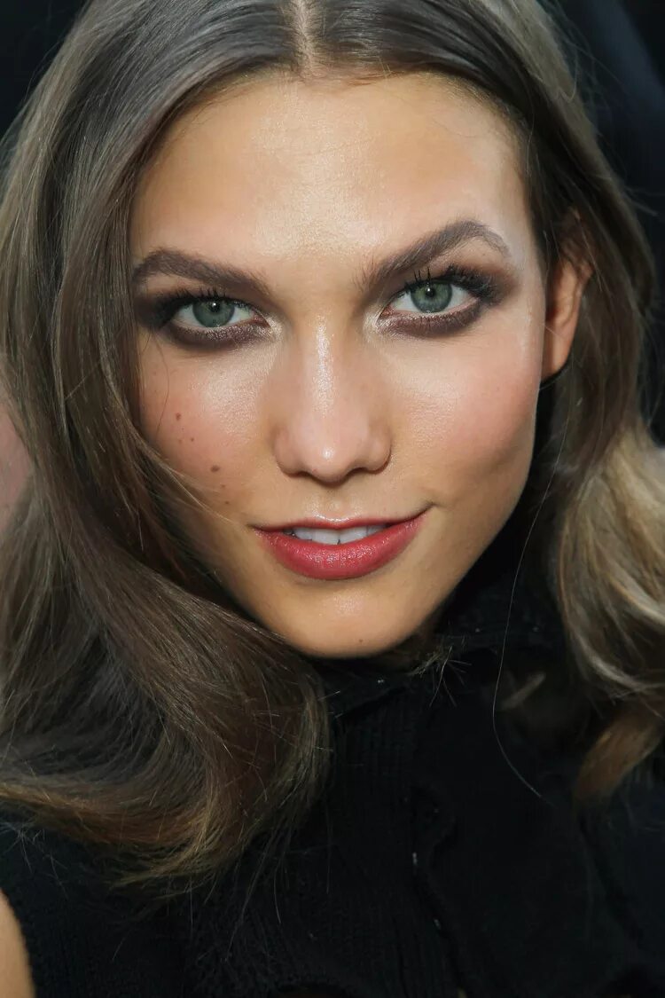 темно русый цвет волос зеленые глаза. русая с зелеными глазами. анастасия щеглова. красивый цвет волос для зеленых глаз. тёмно русые волосы.