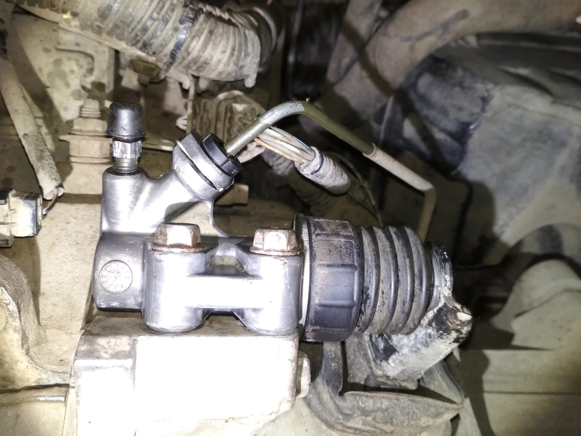 Мазда 323 выжимной цилиндр. Замена цилиндра сцепления мазда. Цилиндр сцепления mazda bk 1. Замена цилиндра сцепления мазда. Рабочий цилиндр сцепления мазда 3 bk.