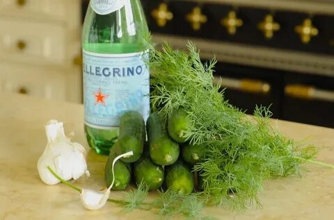 Минеральная вода с огурцами