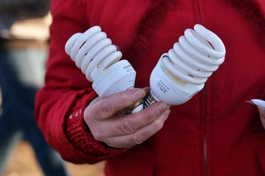 Сдача лампочек. Сдать энергосберегающие лампы. Ртутьсодержащие лампы утилизация. Ртутные энергосберегающие лампы. Утилизация ртутьсодержащих ламп.