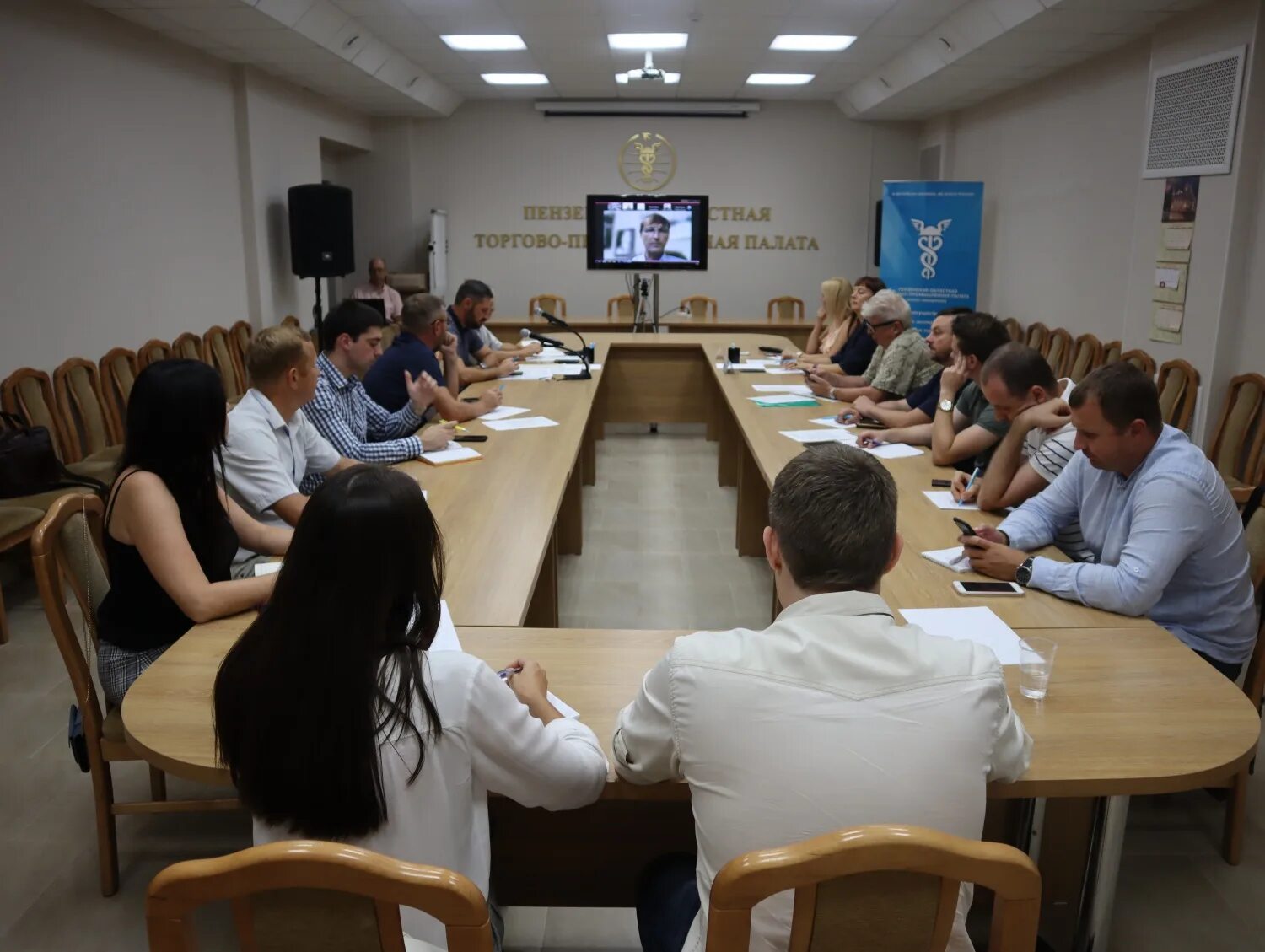 Предприниматель оказывает финансовую помощь. Поддержка предпринимателей. Бизнесмен оказал помощь. Финансовый юрист. Бизнесмен оказал помощь.