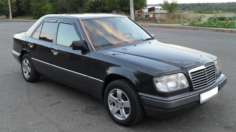 Купить мерседес кузов бу. Mercedes Benz w124 1995. Мерседес е124 1995. Мерседес w124 Ешка. Мерседес Ешка 124 кузов.