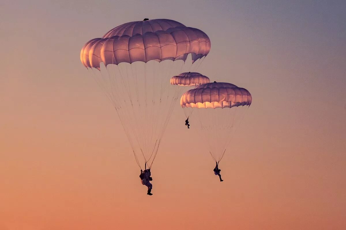 Десантник с парашютом. Парашют вдв. Парашютная система д-14 "шелест". Парашют десанта. Парашютист вдв.