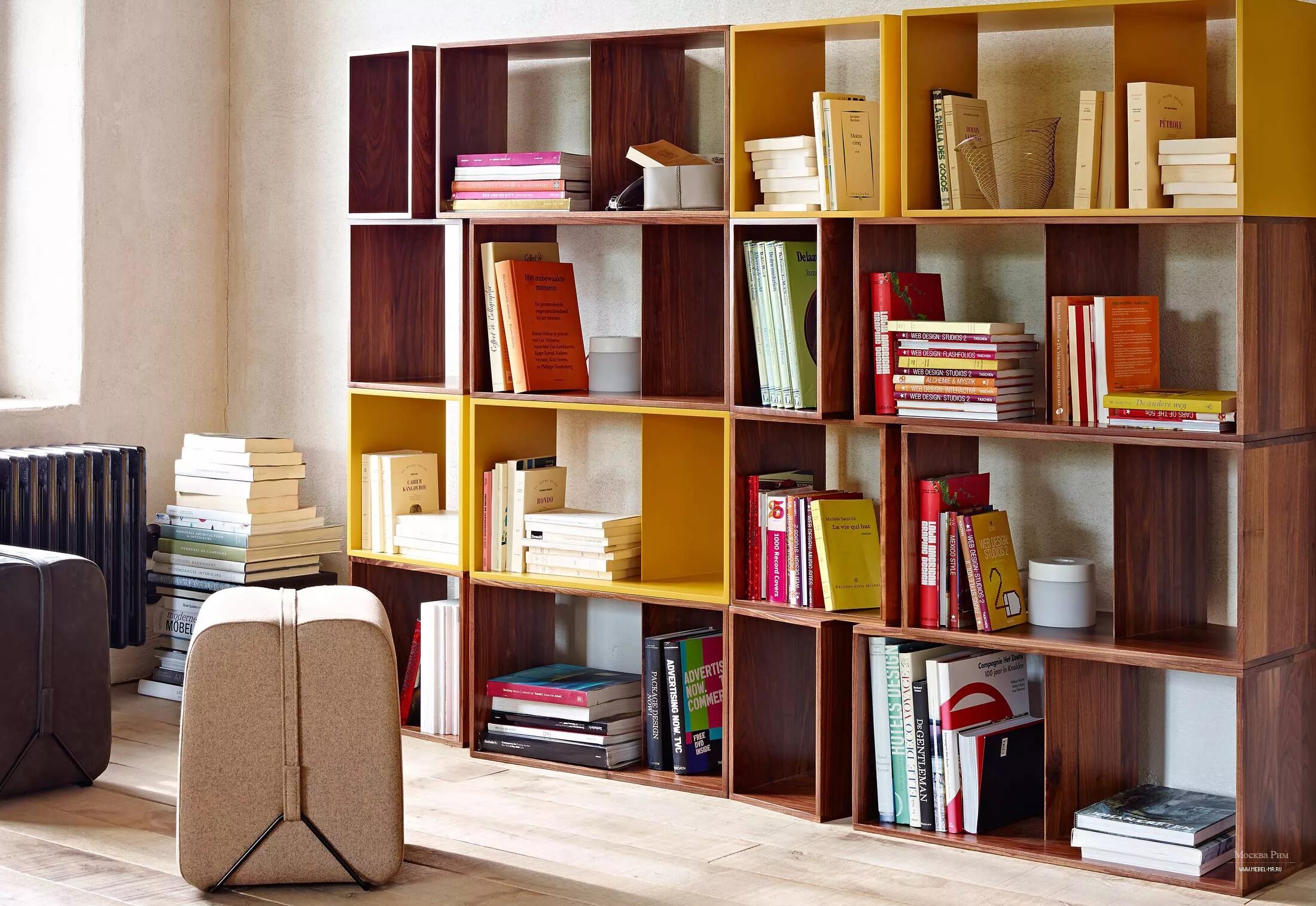 Библиотека джорджа пибоди. На стеллаже библиотеки в случайном порядке. Картинки где хранятся книги. На стеллаже библиотеки в случайном порядке. Стеллажи для выставок в библиотеке.