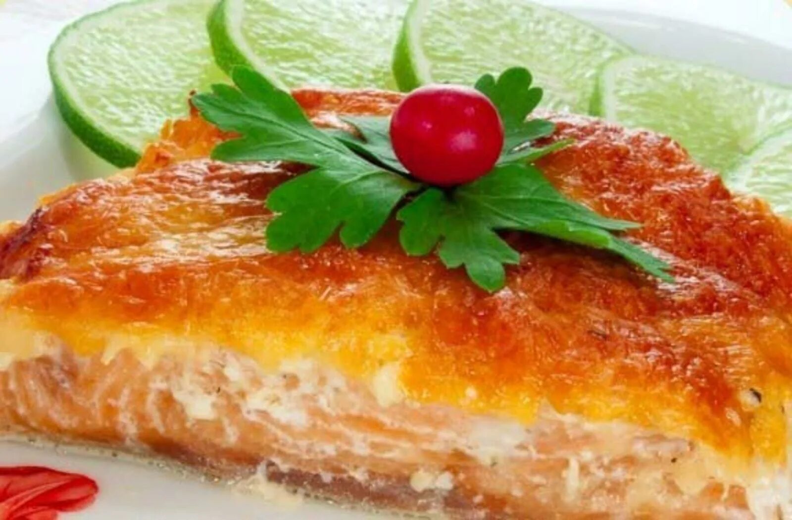 Красная рыба запеченная с луком. Горбуша под сыром. горбуша с сыром в духовке. горбуша под сыром в духовке. горбуша запеченная в духовке с сыром.
