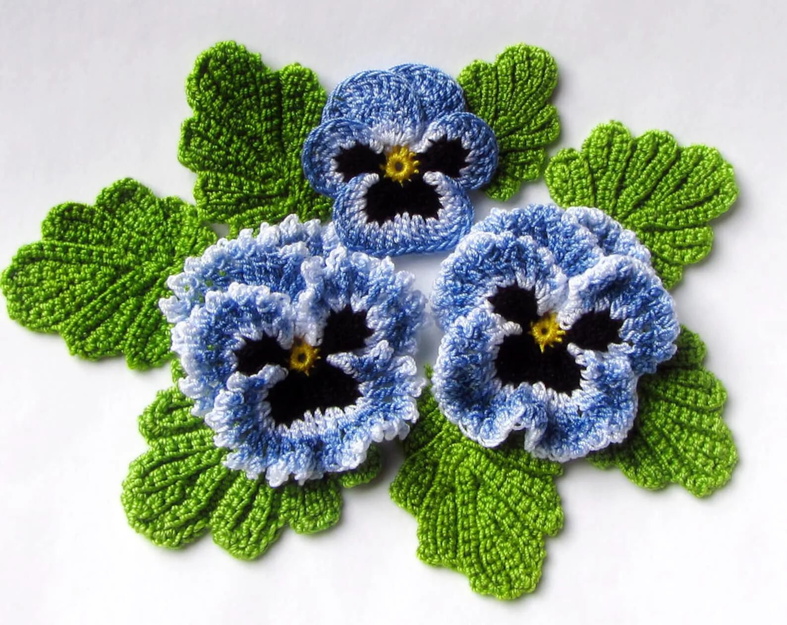 Незабудки крючком. Цветы крючком Анютины глазки. Crochet Flowers фиалка. Ирландское вязание Анютины глазки. Примула многоцветковая ирландское кружево.