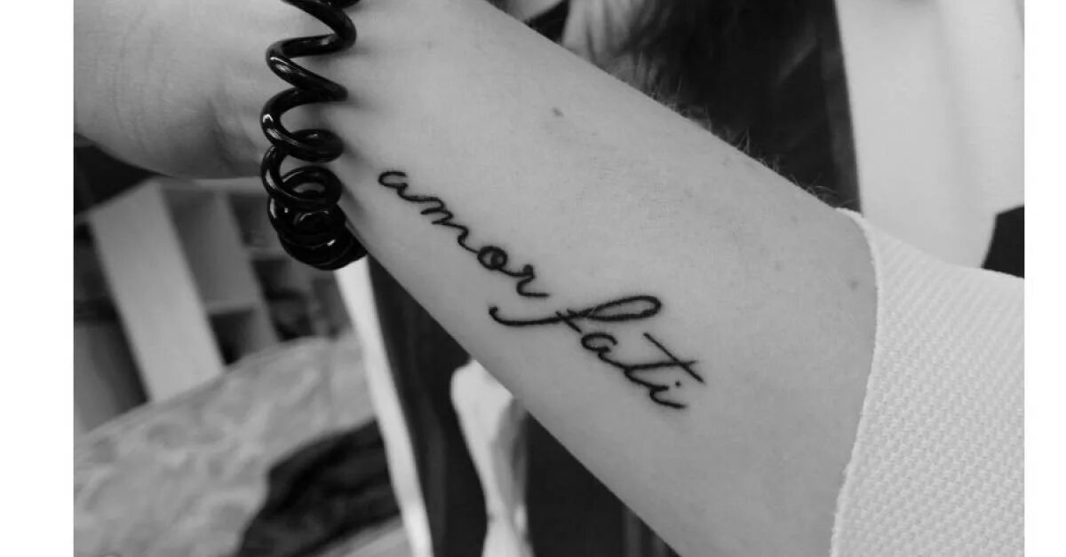 Amor fati тату. Тату аморе. Amor fati тату эскиз. Амор фати тату. Amor fati тату.