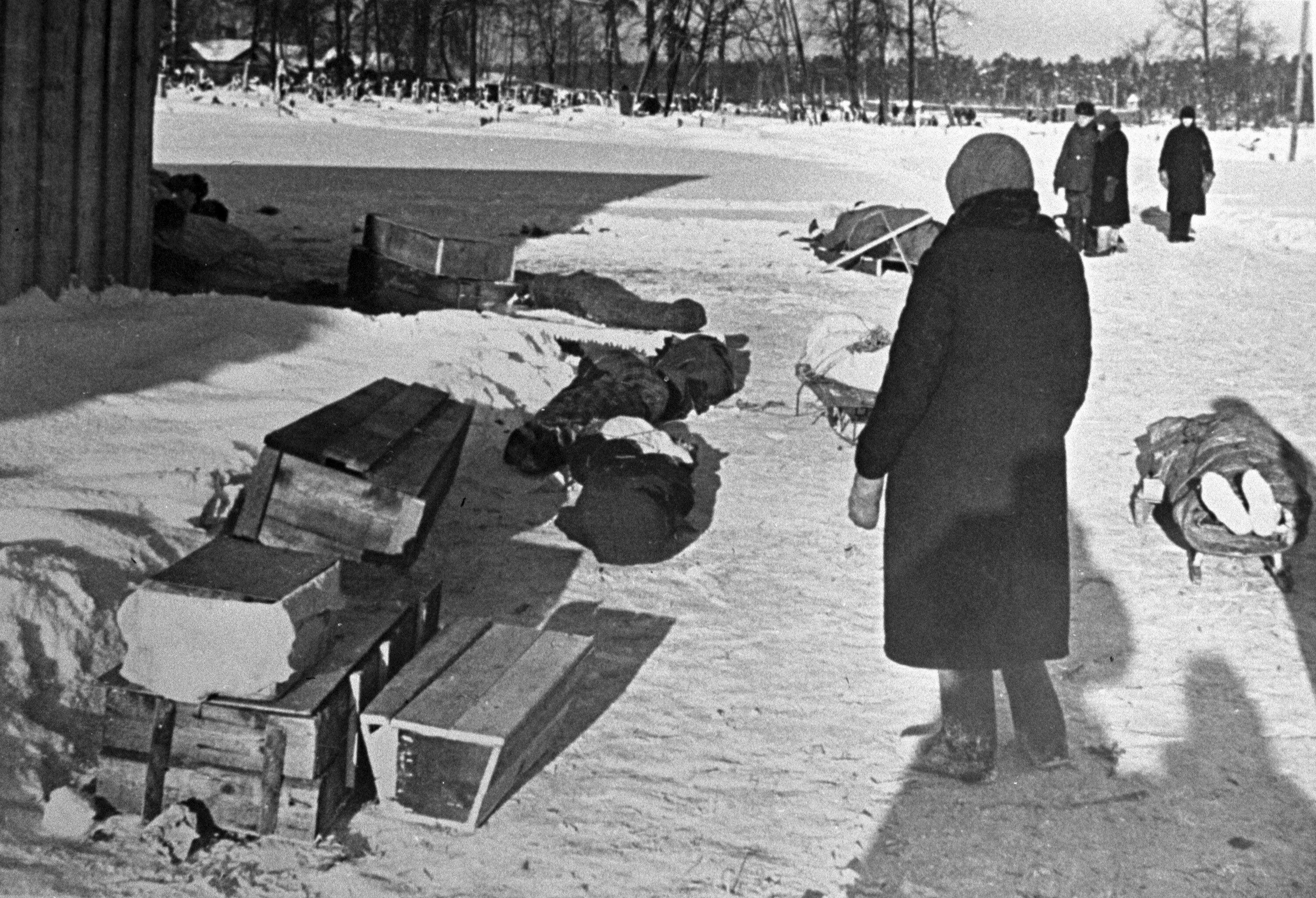 Жизнь в блокаду ленинграда. Блокадный ленинград фотохроника. голодающие блокадного ленинграда. люди истощенные от голода в блокаду ленинграда. блокада ленинграда мертвые люди.