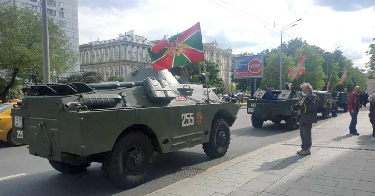 Колонна военной техники. Военная колонна в Москве. Колонны бронетехники Москва. Колонна военной техники СССР. Колонны остановились