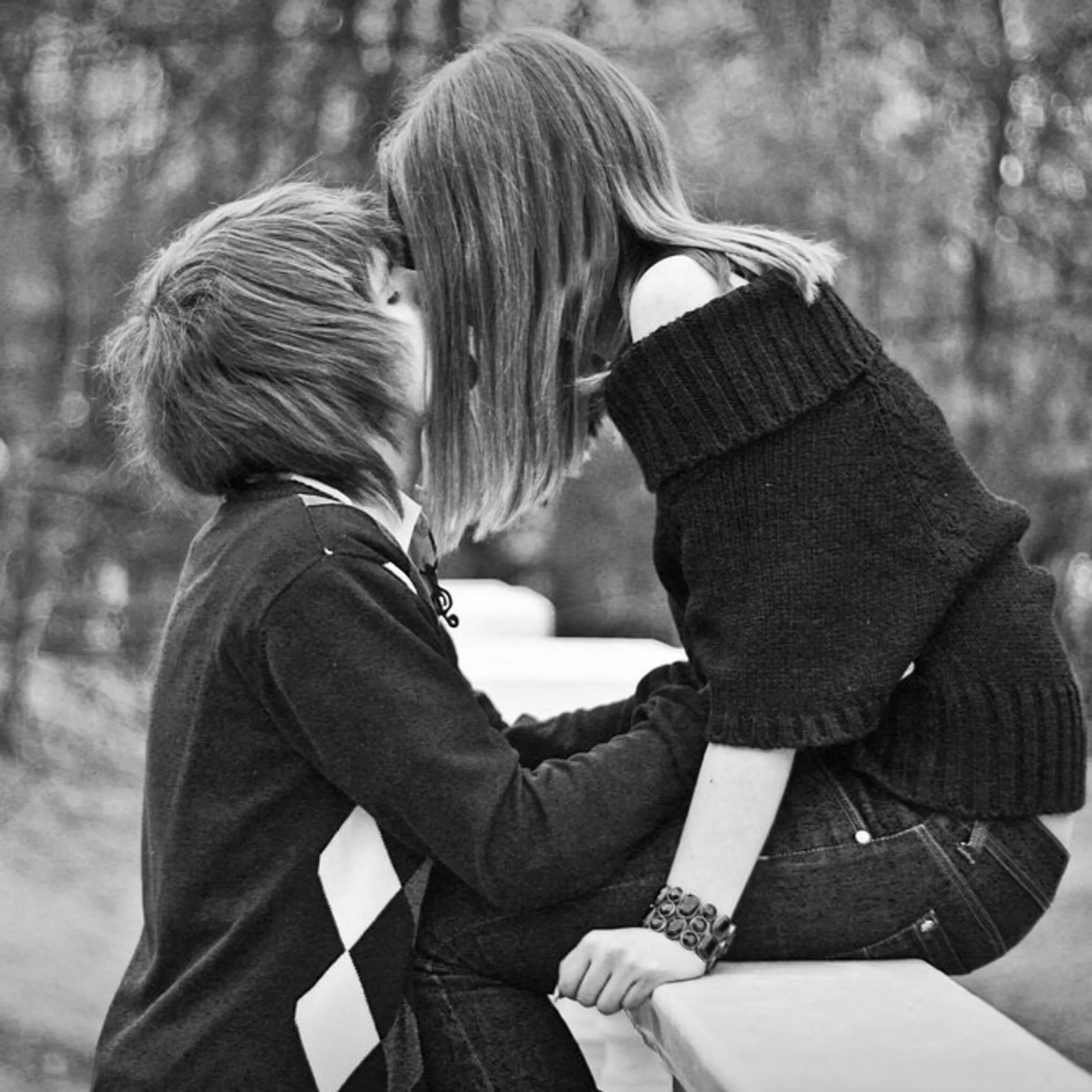 Две девочки и мальчик 18. Девушка и мальчик. парень и девушка подростки. любовь подростков 12 лет. поцелуй мальчика и девочки.