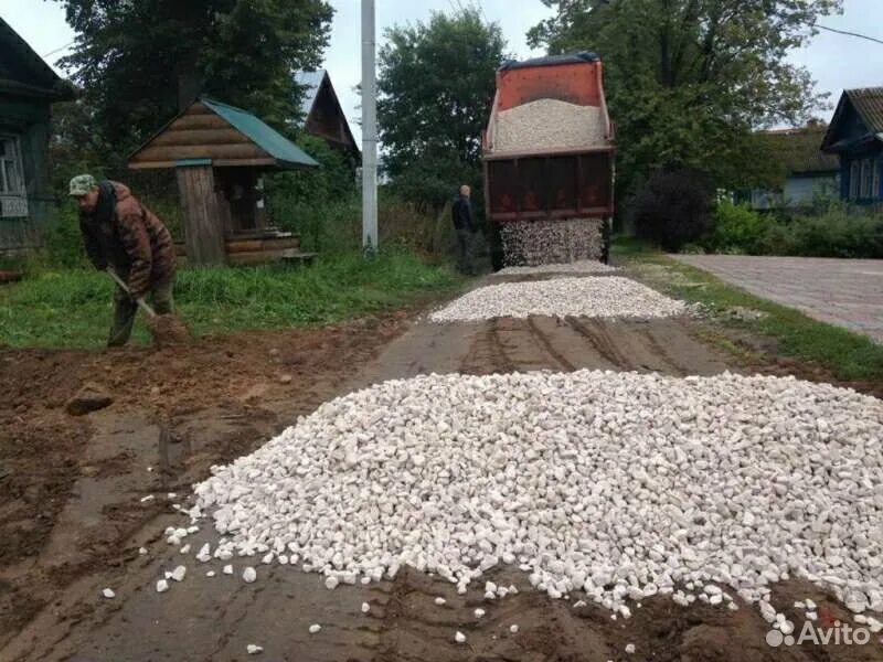 Засыпать дорогу щебнем. Отсыпка дороги. Отсыпка дороги щебнем. Подсыпка дорог. Подсыпка дорог щебнем.