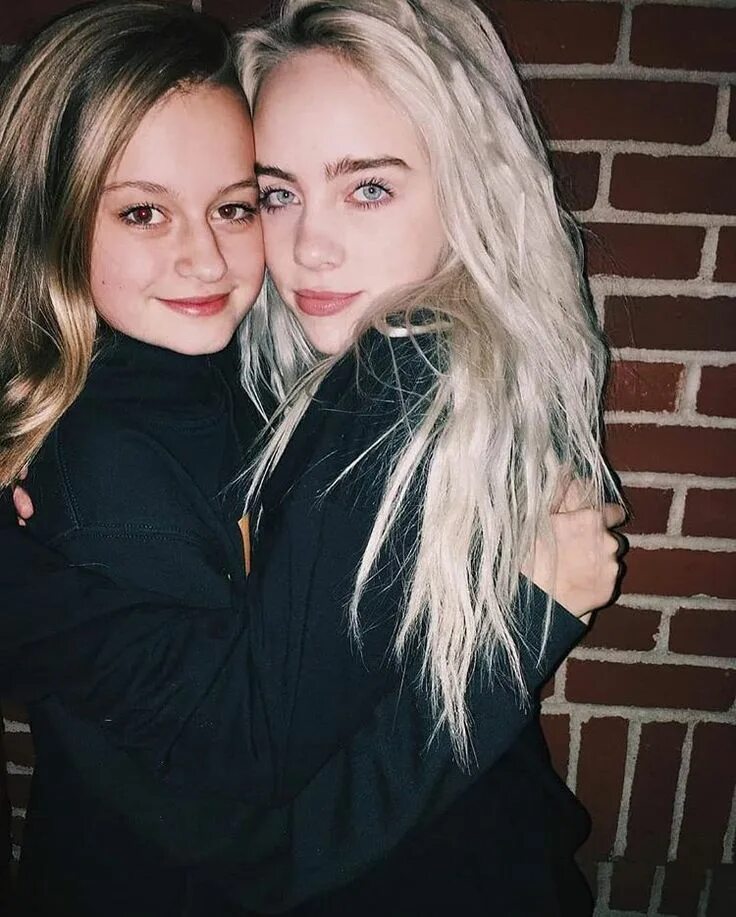 Billie eilish с сестрой. Сестра близнец билли эйлиш. Сестра билли. Billie eilish с сестрой. Билли айлиш.