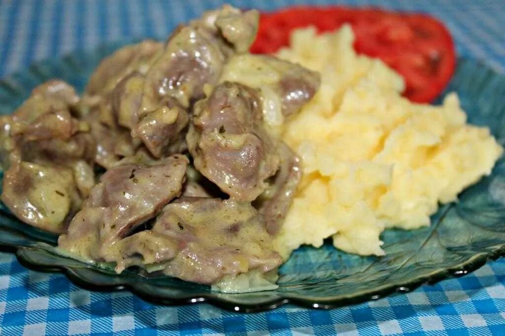 Желудки куриные в сметане с морковью. Желудочки куриные. тушеные куриные желудки. тушёные пупки куриные.