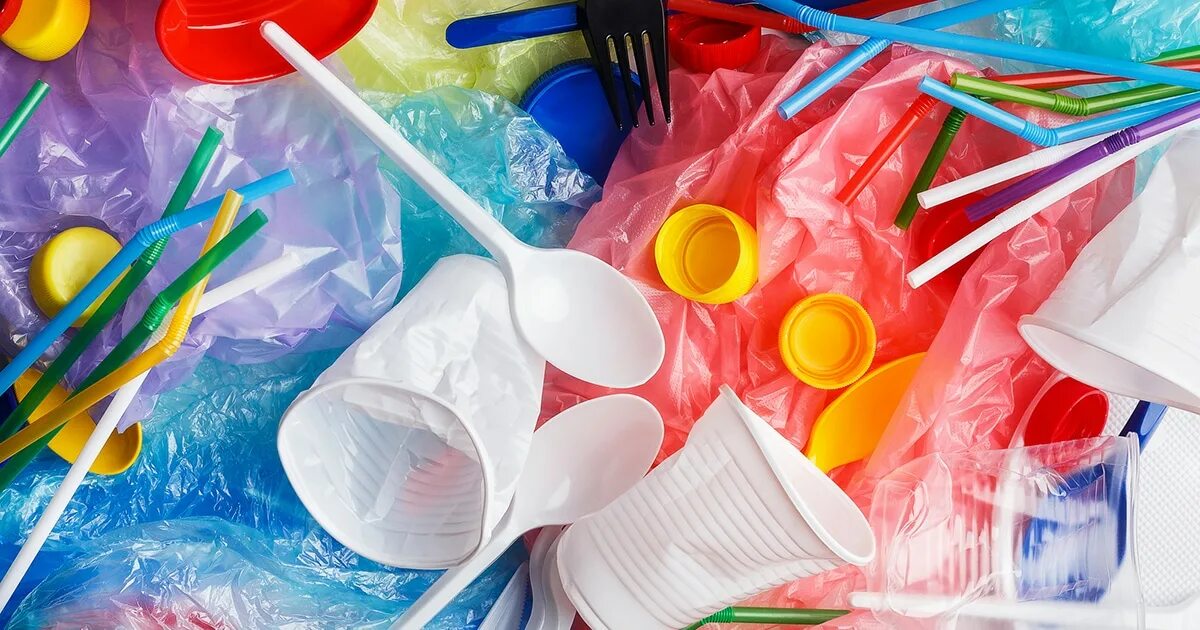 Use plastic. Using plastic. много пластиковых вещей. баннер для пластмассовых вещей.