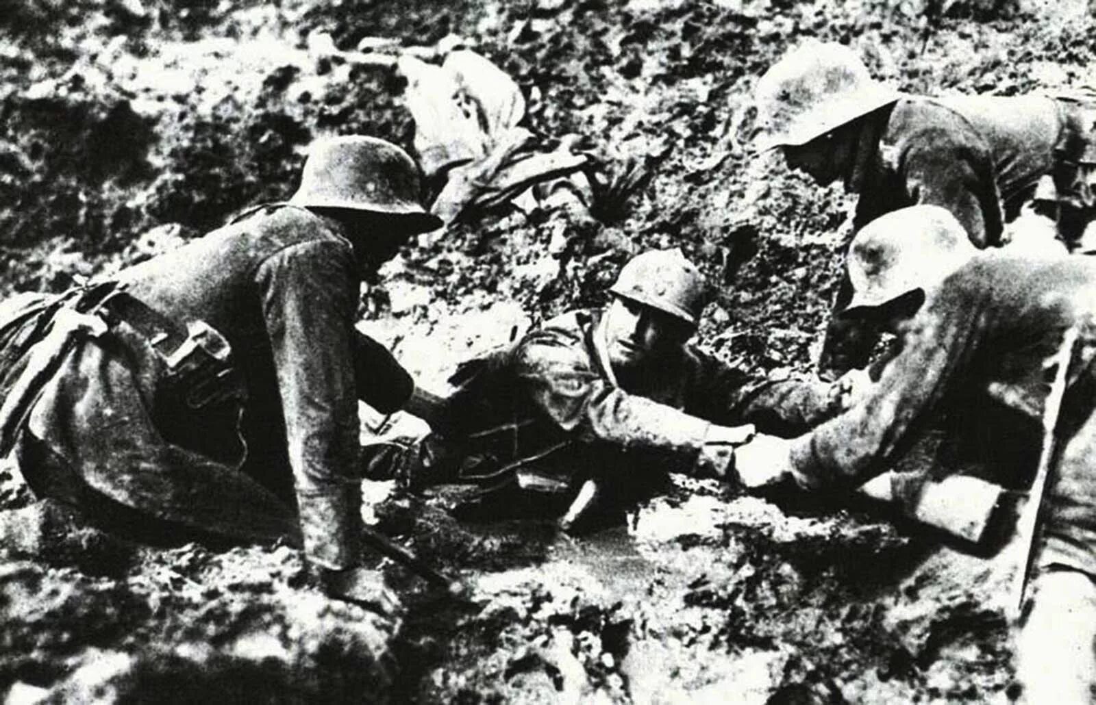 Битва при вердене 1916. Солдаты германии пмв в вердене. солдаты в грязи первая мировая.