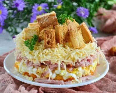 Салат с ветчиной и сухариками