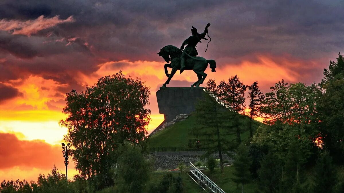 Где находится памятник салават юлаев. Салават юлаев памятник в уфе. памятник салавату юлаеву. салават юлаев национальный герой башкортостана. башкортостан салават юлаев памятник.