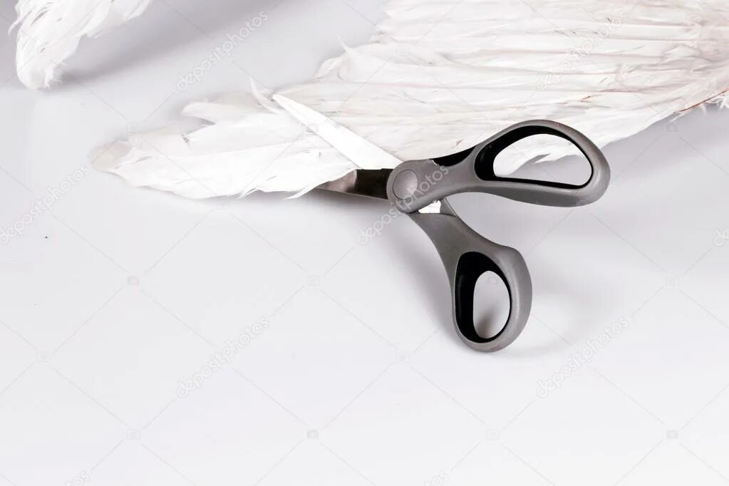 Ножницы в воздухе. Ножницы на столе. Техника безопасности при работе с проволокой. Картинка ножницы на столе. Примета ножницы на полу.